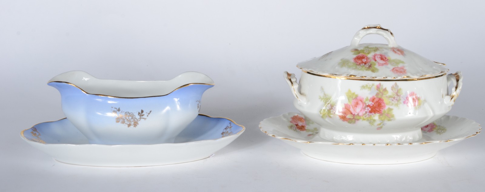 Cinco peças de porcelana de diversas procedências, sendo: 2 molheiras... - foto 6 de 11
