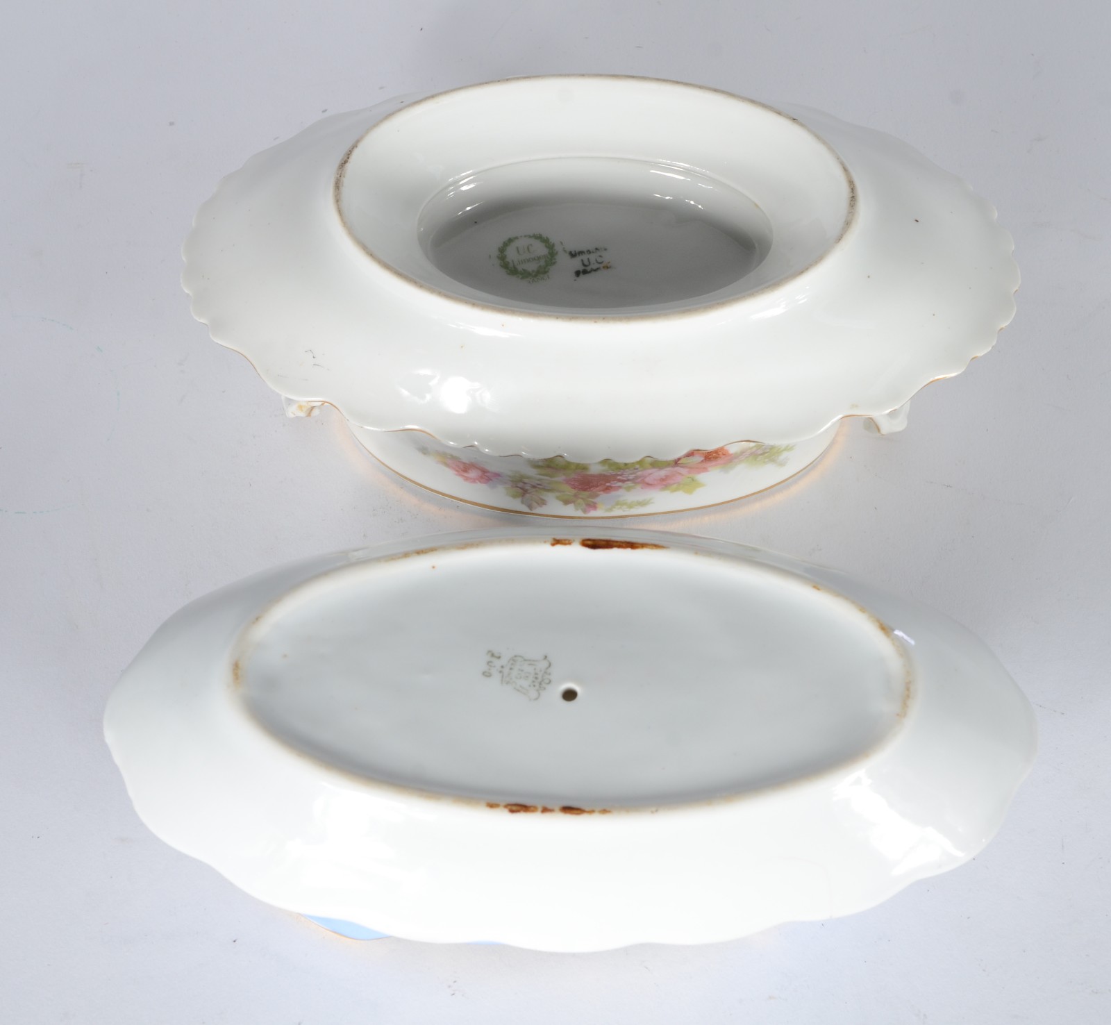 Cinco peças de porcelana de diversas procedências, sendo: 2 molheiras... - foto 8 de 11