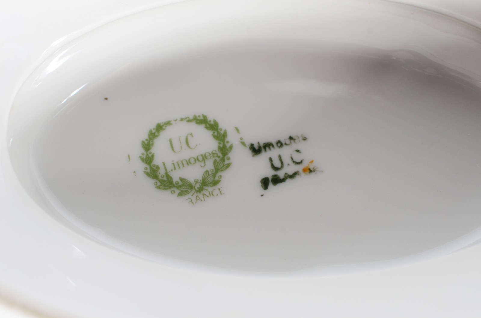Cinco peças de porcelana de diversas procedências, sendo: 2 molheiras... - foto 9 de 11