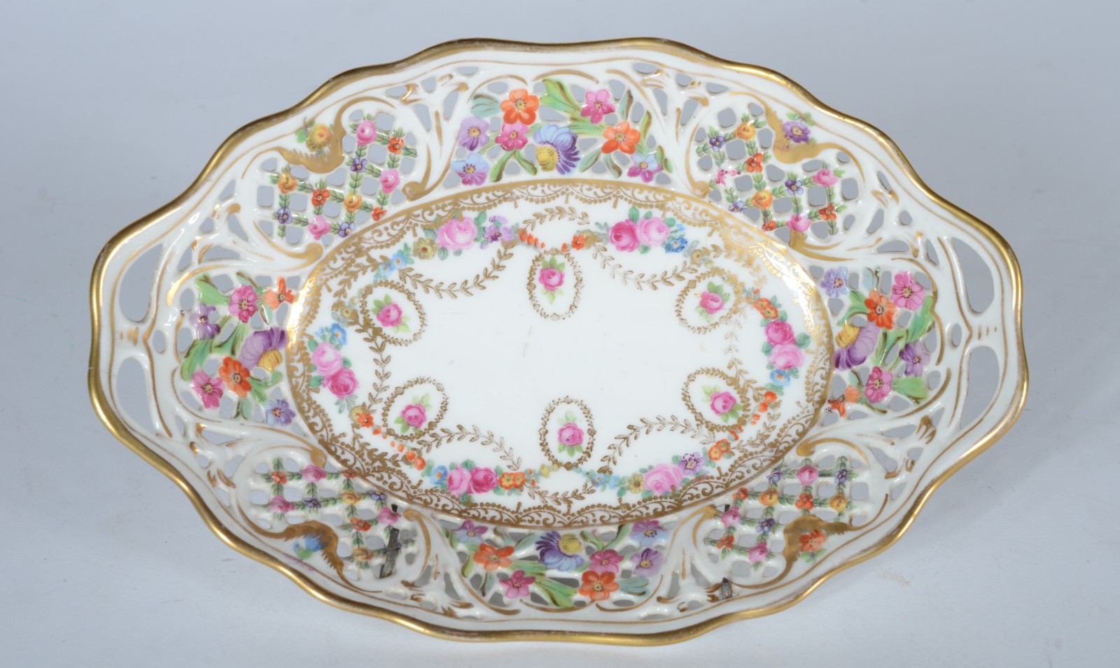 Cinco peças de porcelana de diversas procedências, sendo: 2 molheiras... - foto 10 de 11