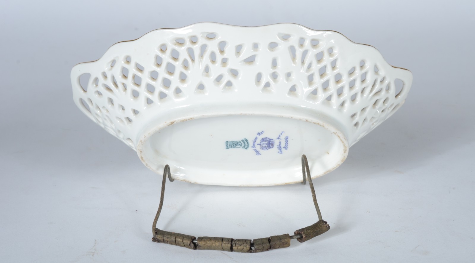 Cinco peças de porcelana de diversas procedências, sendo: 2 molheiras... - foto 11 de 11
