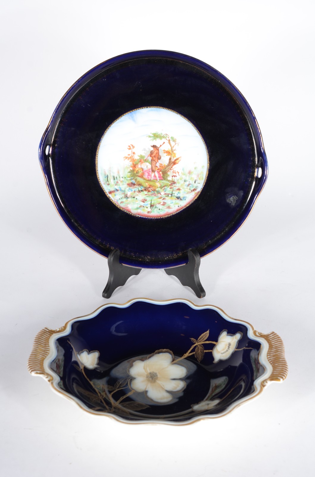 Duas peças de porcelana azul cobalto, sendo: fruteira com alças... - foto 1 de 8