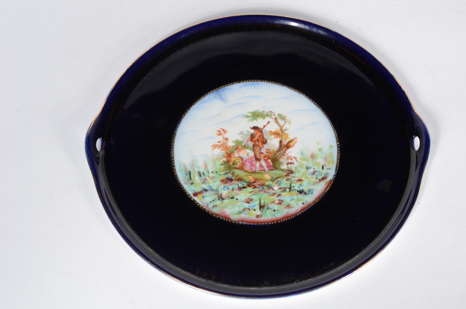 Duas peças de porcelana azul cobalto, sendo: fruteira com alças... - foto 2 de 8