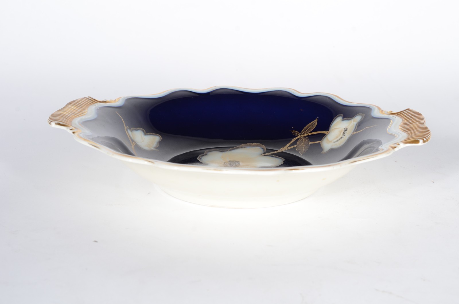 Duas peças de porcelana azul cobalto, sendo: fruteira com alças... - foto 5 de 8