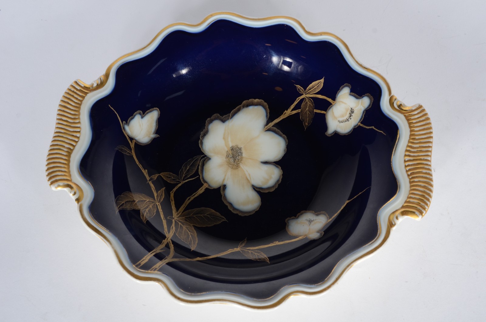 Duas peças de porcelana azul cobalto, sendo: fruteira com alças... - foto 6 de 8
