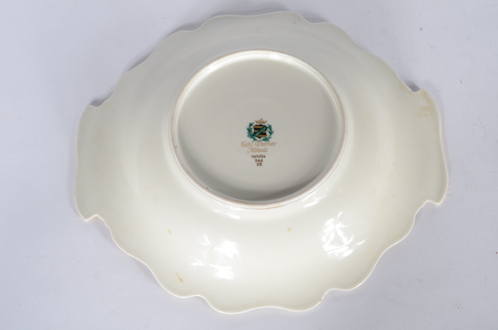 Duas peças de porcelana azul cobalto, sendo: fruteira com alças... - foto 7 de 8