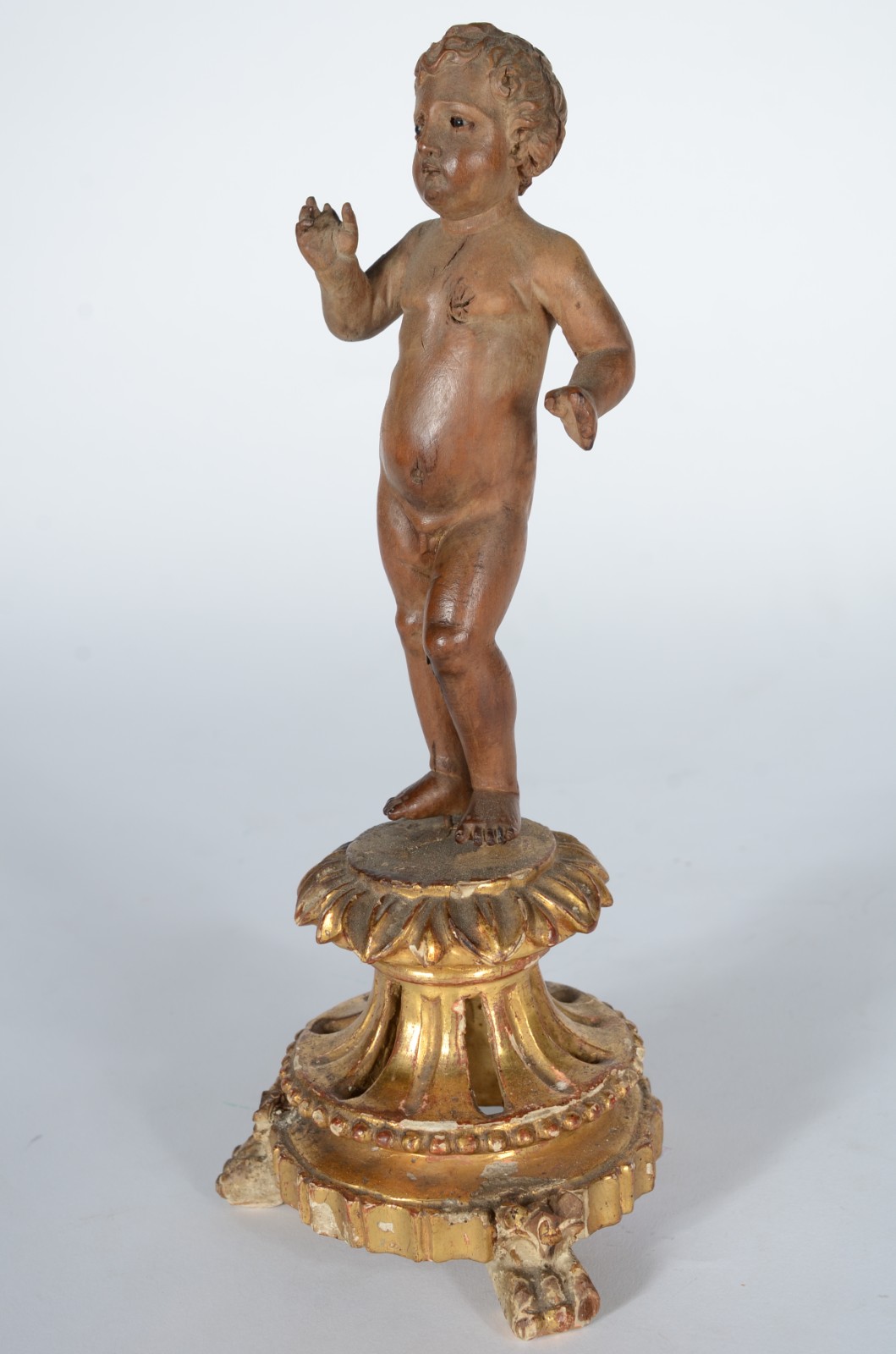 Menino Deus - Imagem de madeira policromada sobre pedestal dourado... - foto 1 de 10