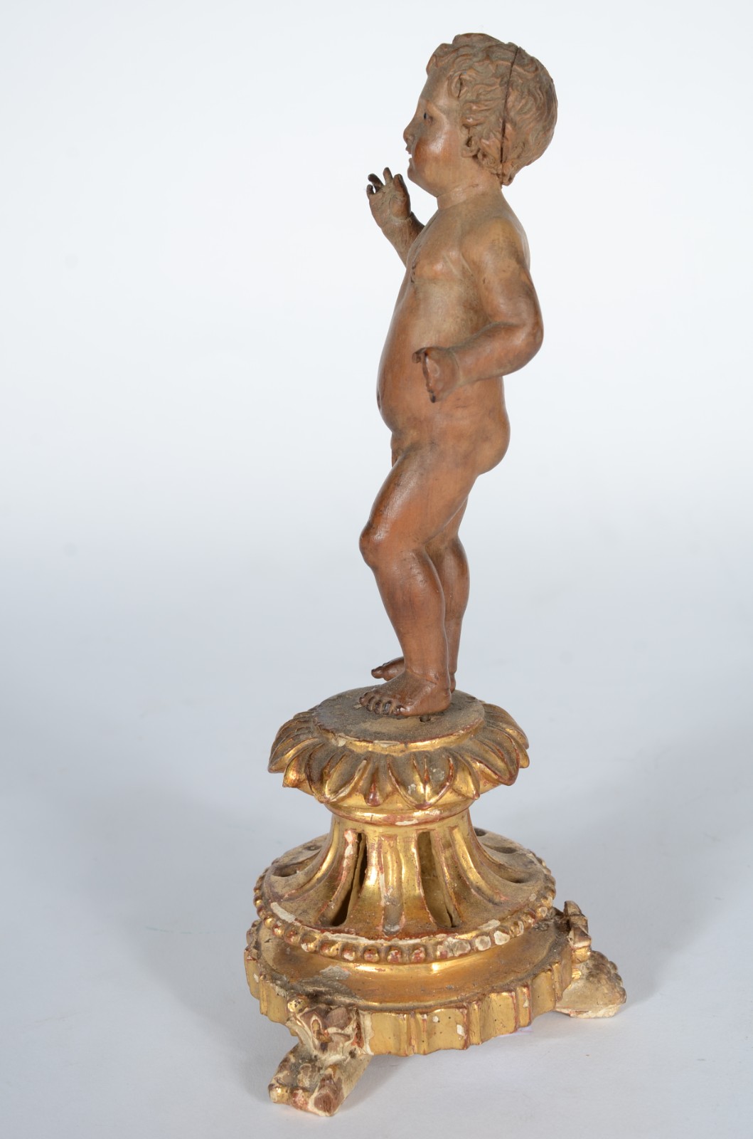 Menino Deus - Imagem de madeira policromada sobre pedestal dourado... - foto 2 de 10