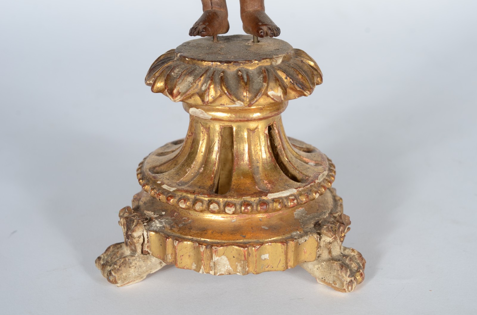Menino Deus - Imagem de madeira policromada sobre pedestal dourado... - foto 7 de 10