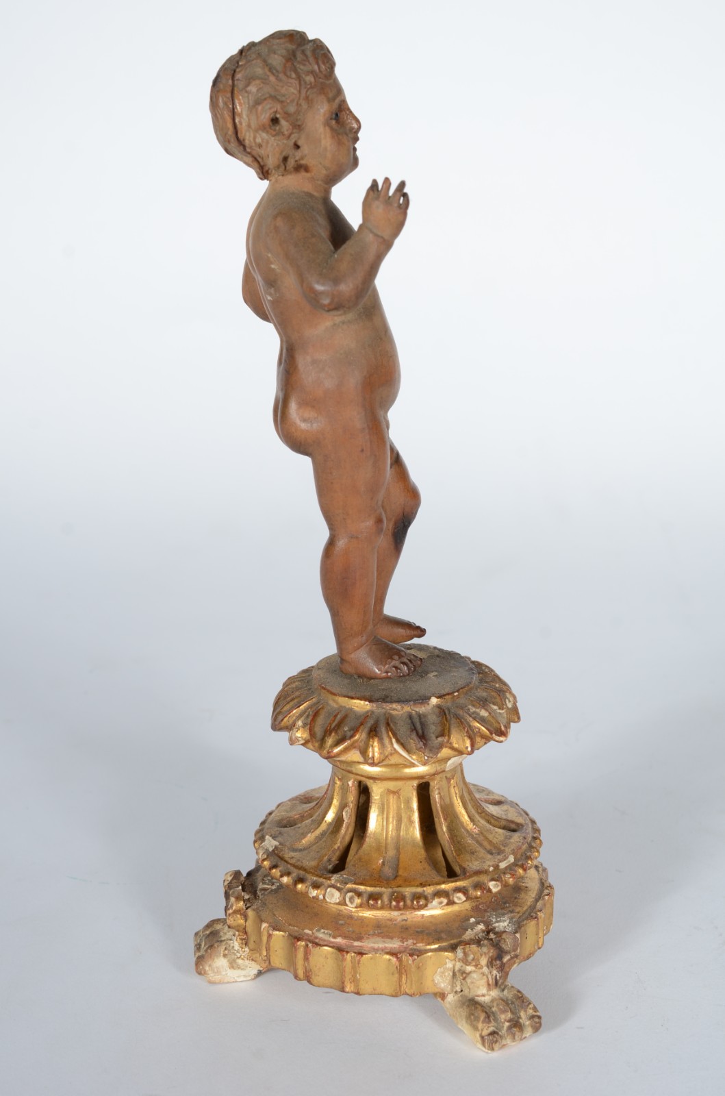Menino Deus - Imagem de madeira policromada sobre pedestal dourado... - foto 9 de 10