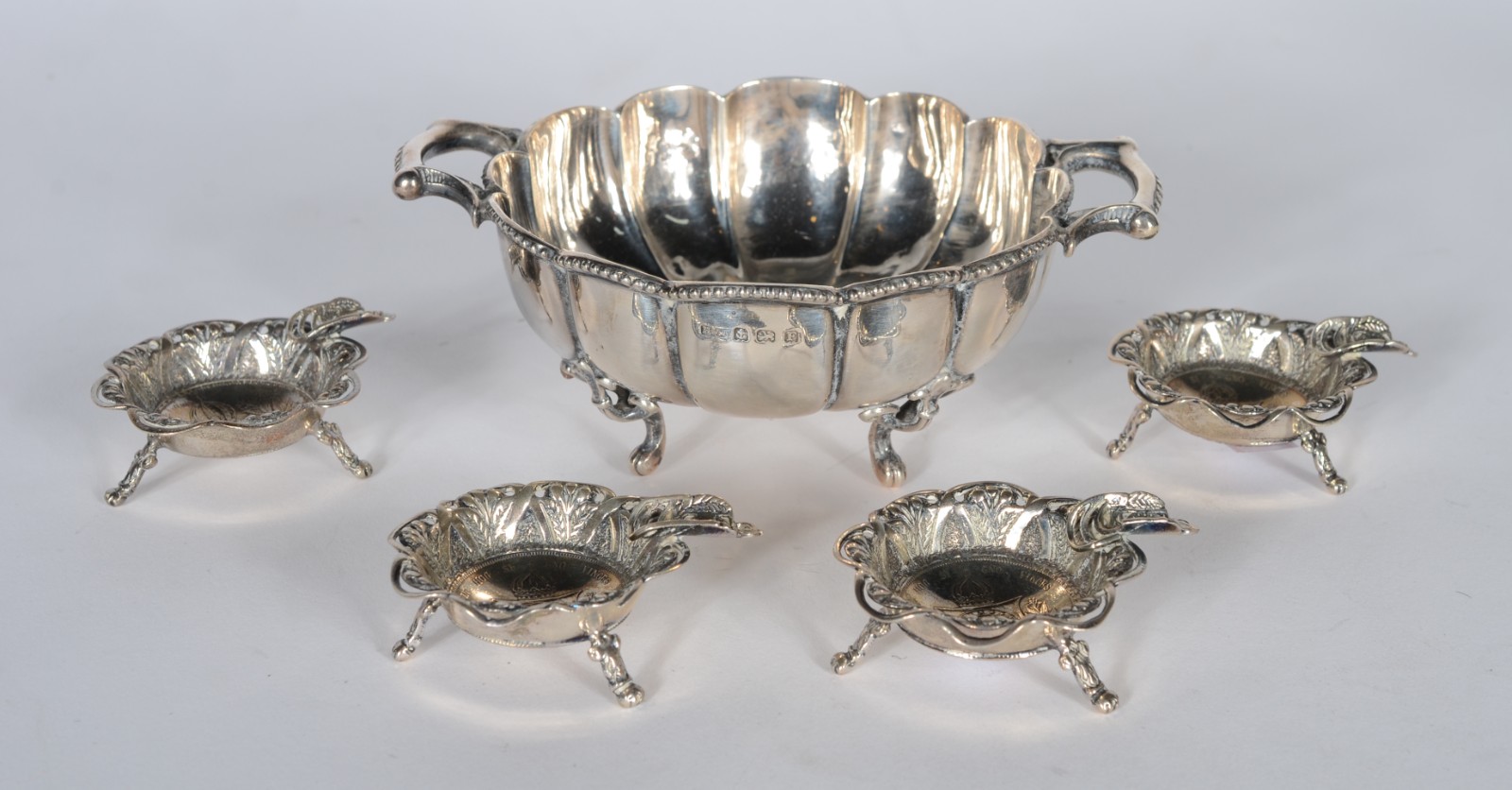 Diversas peças de prata, sendo: bowl de prata inglesa contrastada... - foto 1 de 7