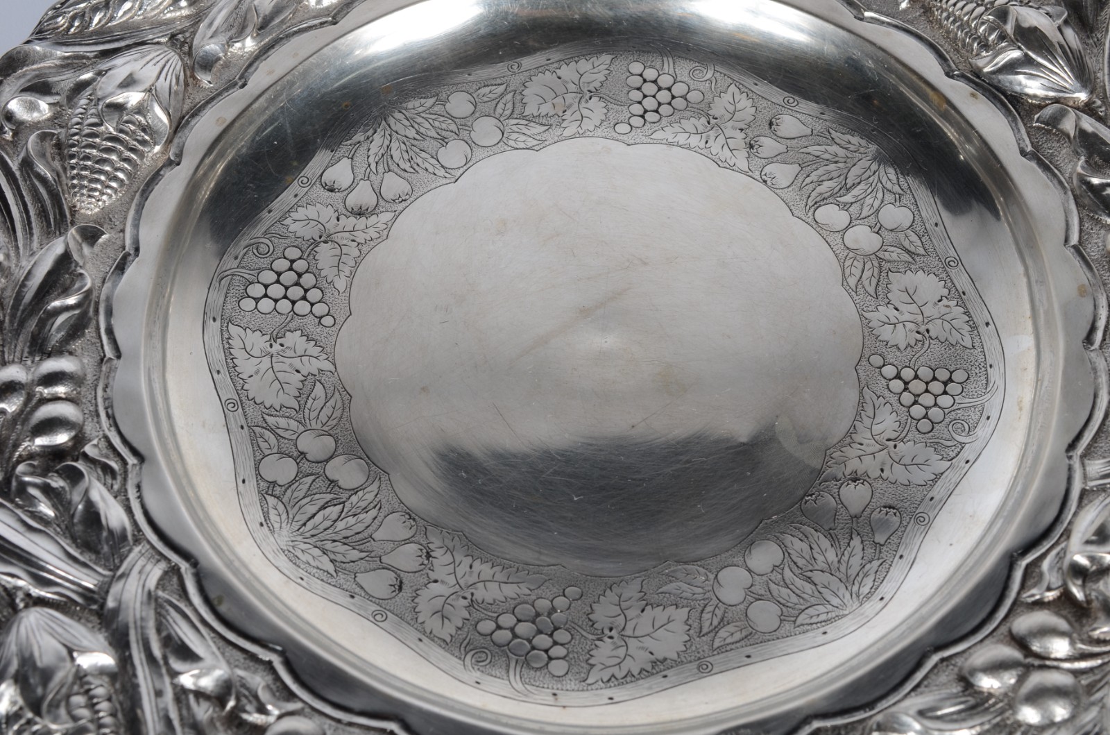 Salva de prata portuguesa, prateiro Reis Filhos, fundo com uvas... - foto 4 de 6