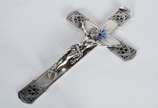 Crucifixo de prata de lei com figura de Cristo ... - Crucifixo de prata de lei com figura de Cristo ricamente trabalhada, detalhes esmaltados. Peso da prata: 330 g.  (Por motivos de segurança a peç...