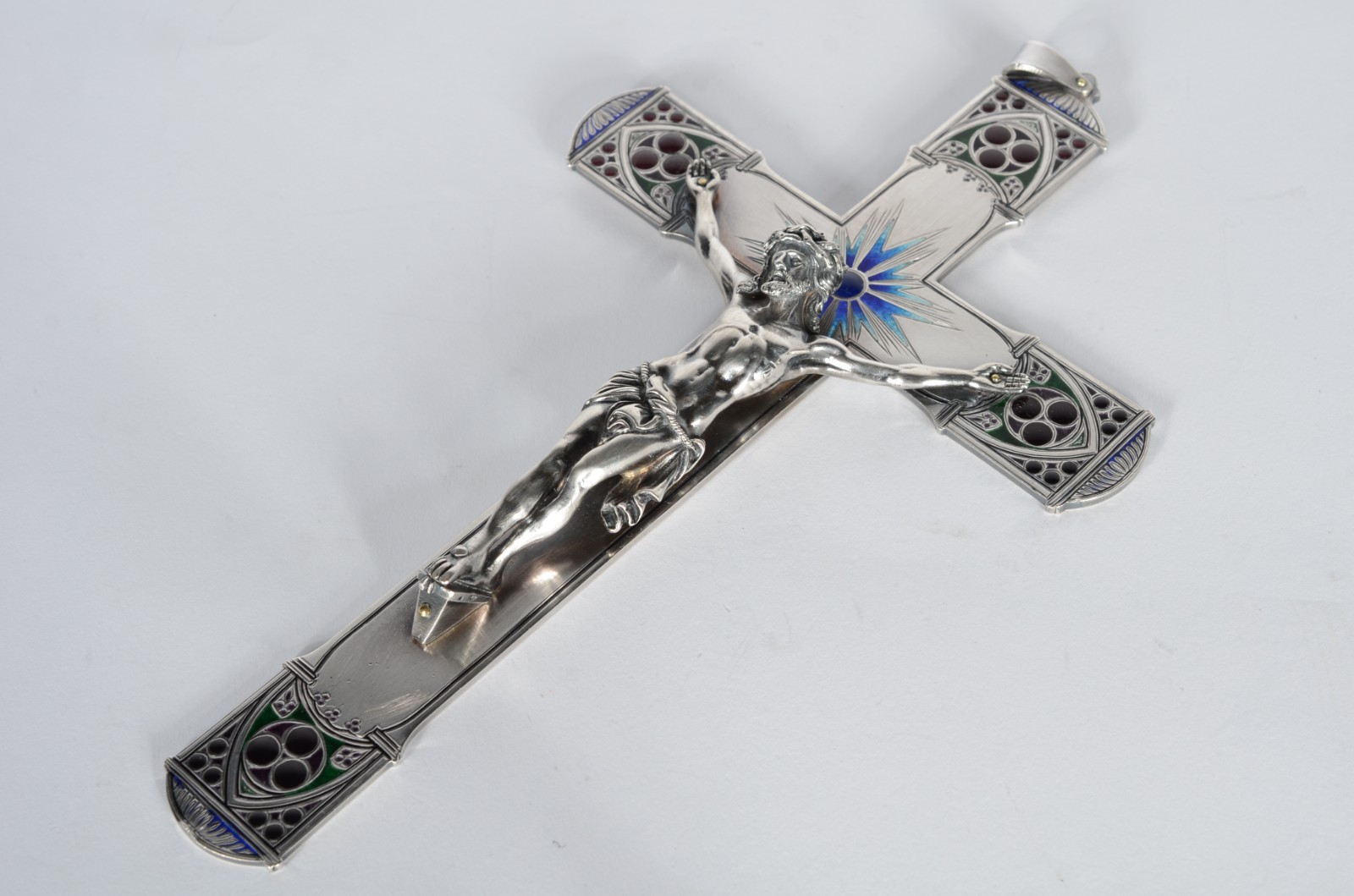 Crucifixo de prata de lei com figura de Cristo ricamente trabalhada... - foto 1 de 7