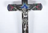 Crucifixo de prata de lei com figura de Cristo ... - Crucifixo de prata de lei com figura de Cristo ricamente trabalhada, detalhes esmaltados. Peso da prata: 330 g.  (Por motivos de segurança a peç...
