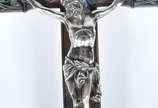 Crucifixo de prata de lei com figura de Cristo ... - Crucifixo de prata de lei com figura de Cristo ricamente trabalhada, detalhes esmaltados. Peso da prata: 330 g.  (Por motivos de segurança a peç...