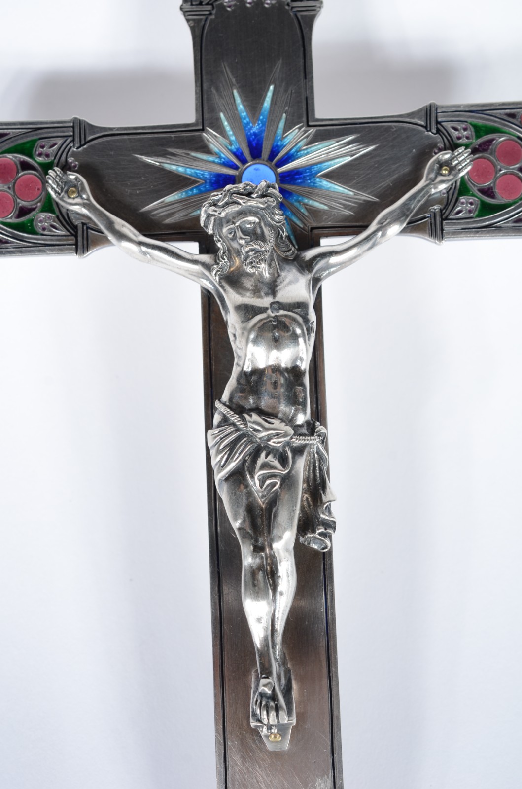 Crucifixo de prata de lei com figura de Cristo ricamente trabalhada... - foto 3 de 7