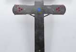 Crucifixo de prata de lei com figura de Cristo ... - Crucifixo de prata de lei com figura de Cristo ricamente trabalhada, detalhes esmaltados. Peso da prata: 330 g.  (Por motivos de segurança a peç...