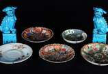Cinco pratinhos diversos de porcelana oriental.... - Cinco pratinhos diversos de porcelana oriental. Acompanham par de cães de fó de cerâmica na cor azul turquesa. Total 7 peças.