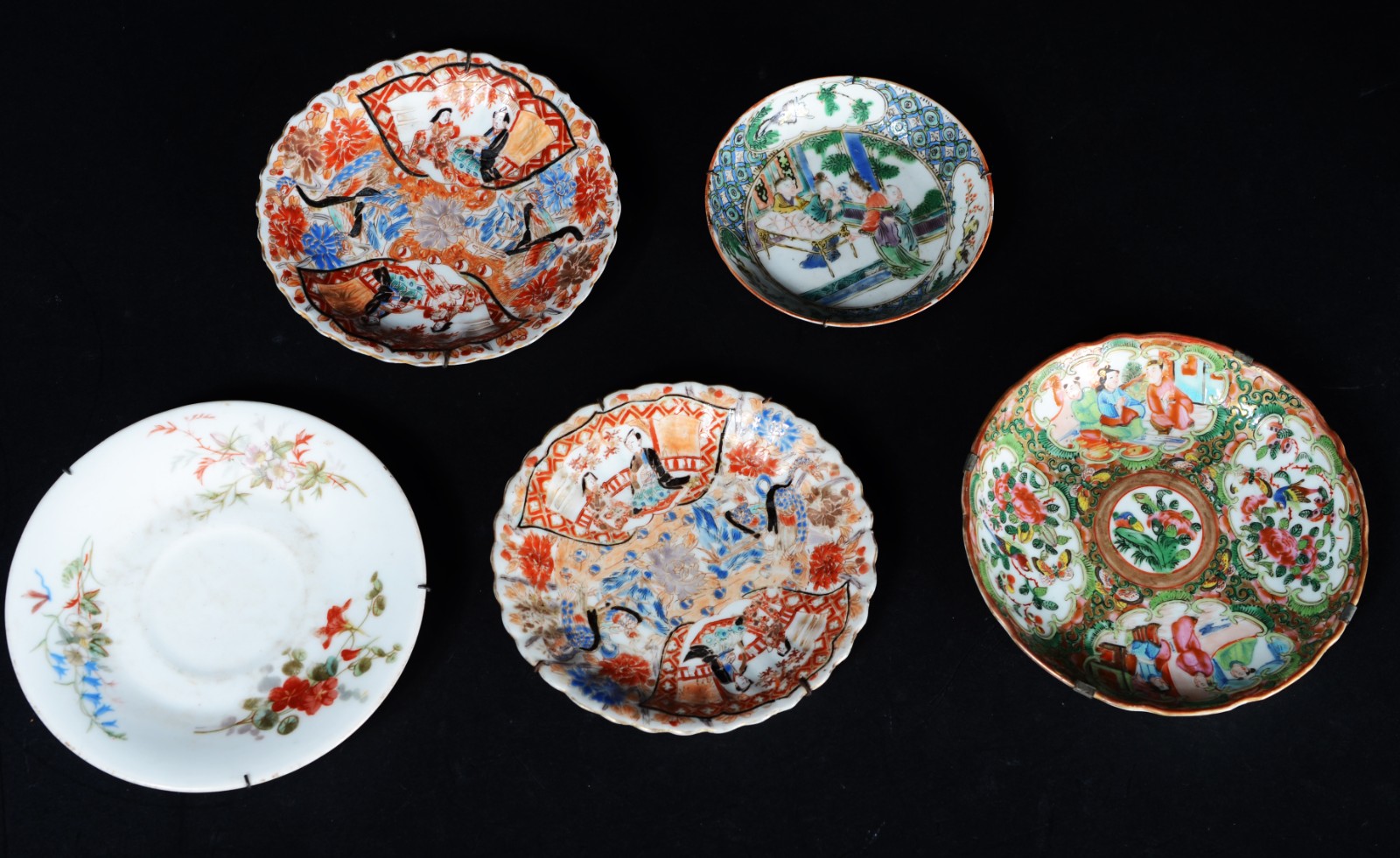 Cinco pratinhos diversos de porcelana oriental. Acompanham par de... - foto 2 de 8