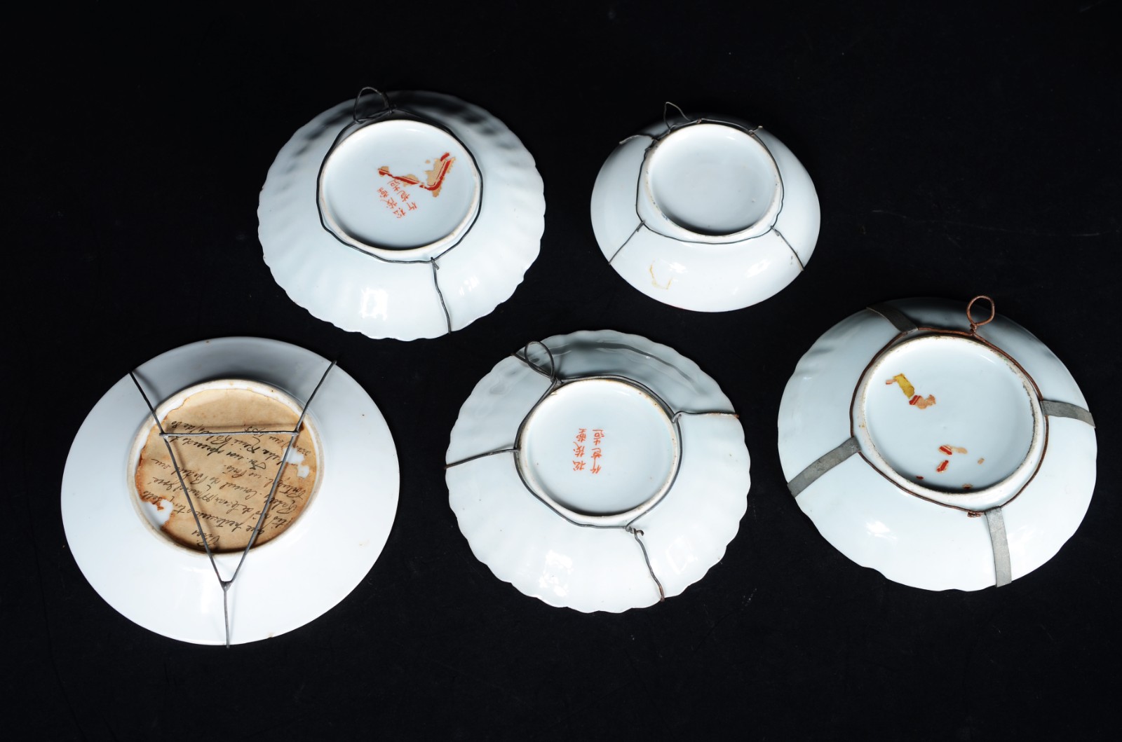 Cinco pratinhos diversos de porcelana oriental. Acompanham par de... - foto 3 de 8