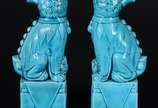 Cinco pratinhos diversos de porcelana oriental.... - Cinco pratinhos diversos de porcelana oriental. Acompanham par de cães de fó de cerâmica na cor azul turquesa. Total 7 peças.