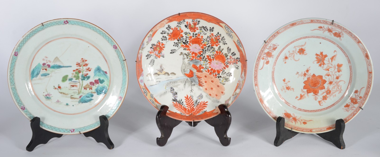 Três antigo pratos de porcelana chinesa. Um deles com fio de cabelo. - foto 1 de 8