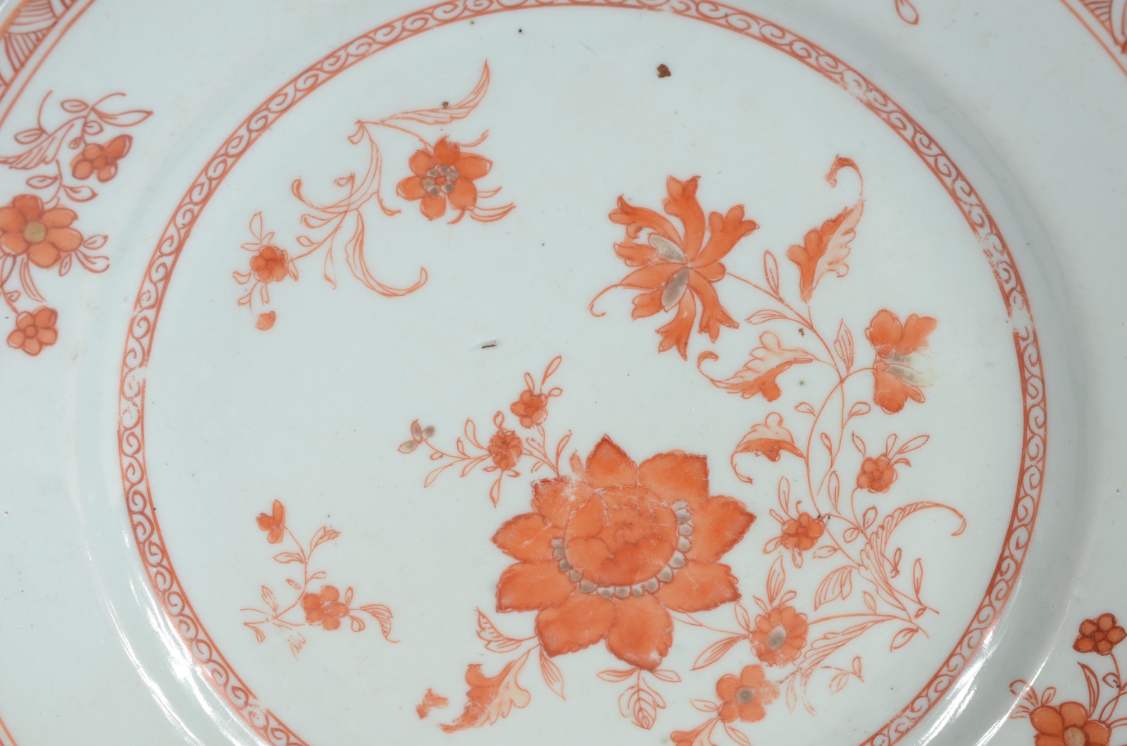 Três antigo pratos de porcelana chinesa. Um deles com fio de cabelo. - foto 3 de 8