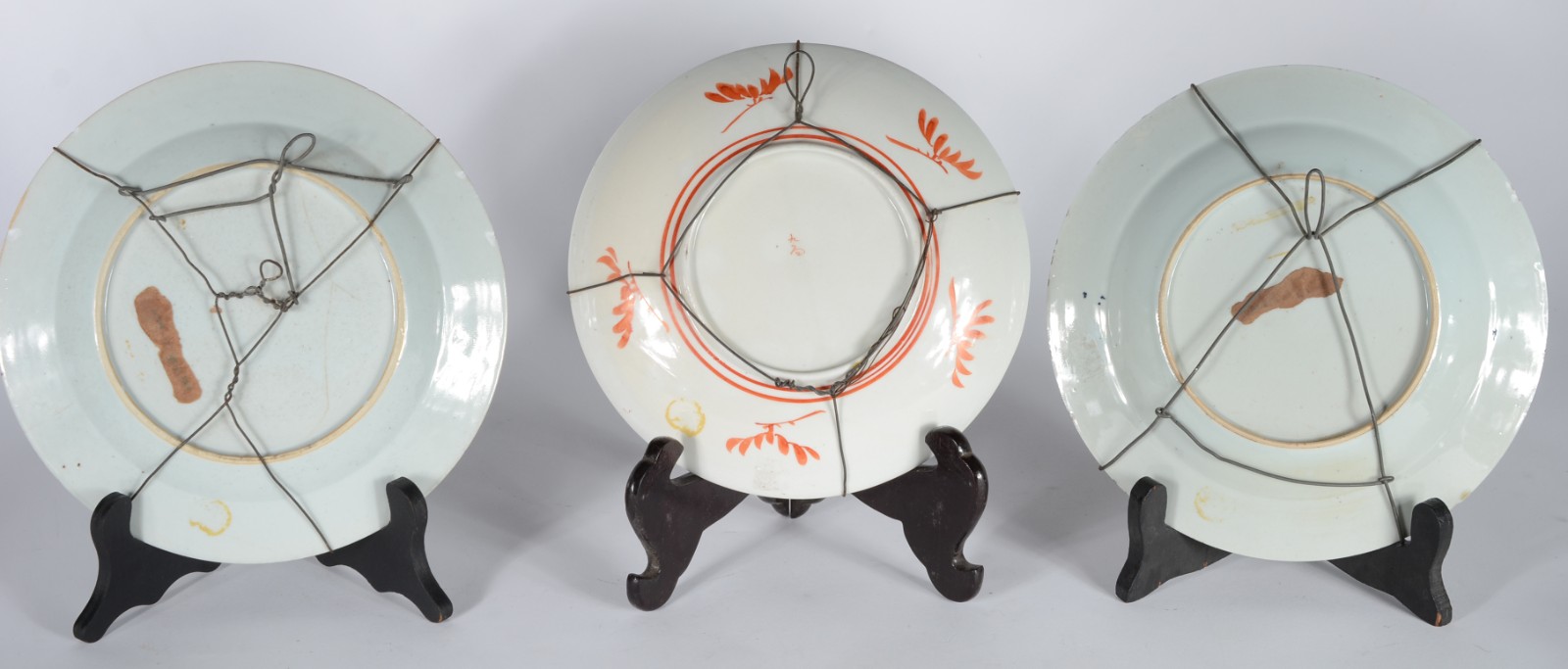 Três antigo pratos de porcelana chinesa. Um deles com fio de cabelo. - foto 4 de 8