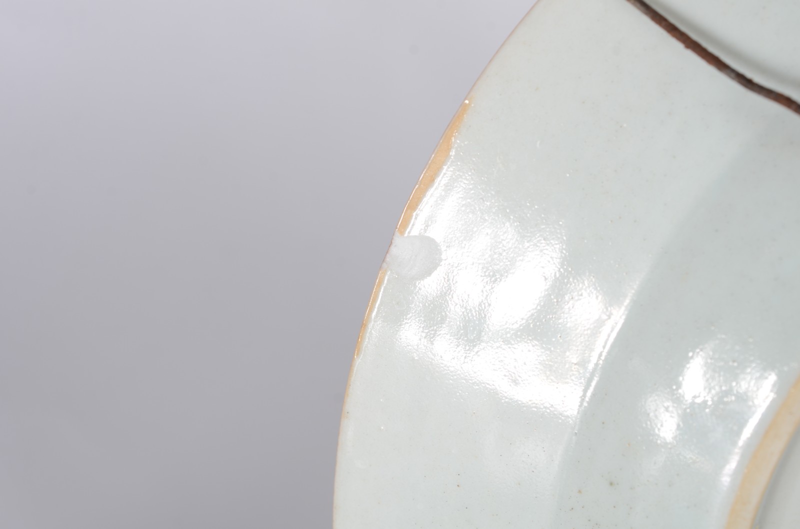 Três antigo pratos de porcelana chinesa. Um deles com fio de cabelo. - foto 5 de 8