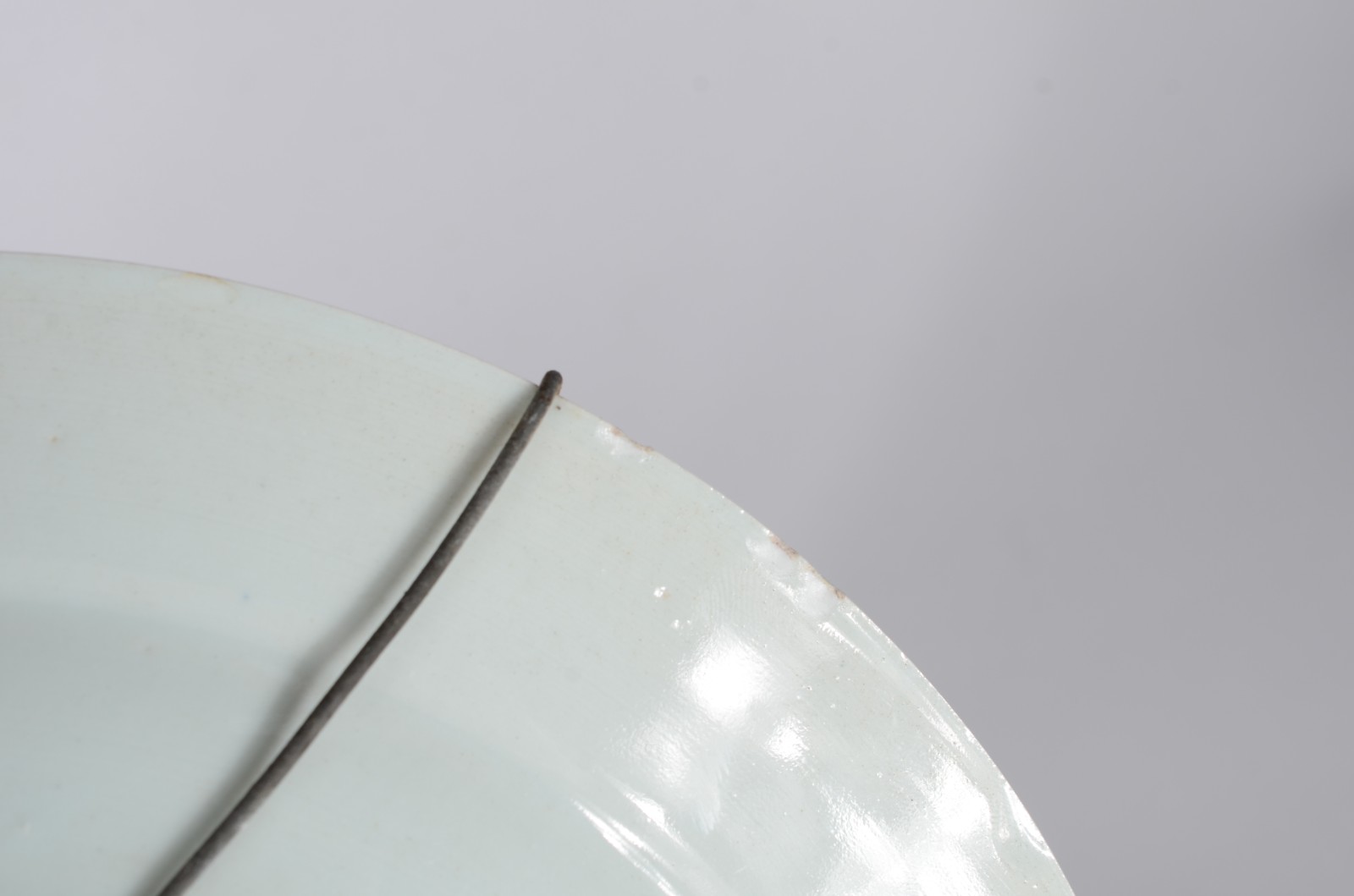 Três antigo pratos de porcelana chinesa. Um deles com fio de cabelo. - foto 6 de 8