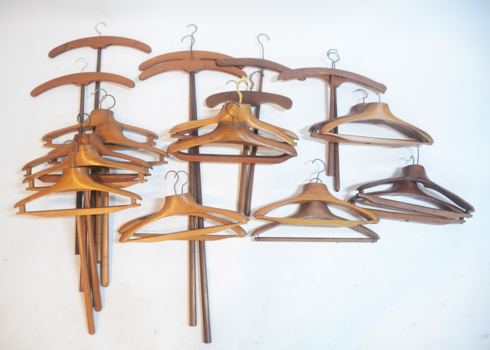 Conjunto com 24 cabides diversos de madeira. - foto 1 de 10