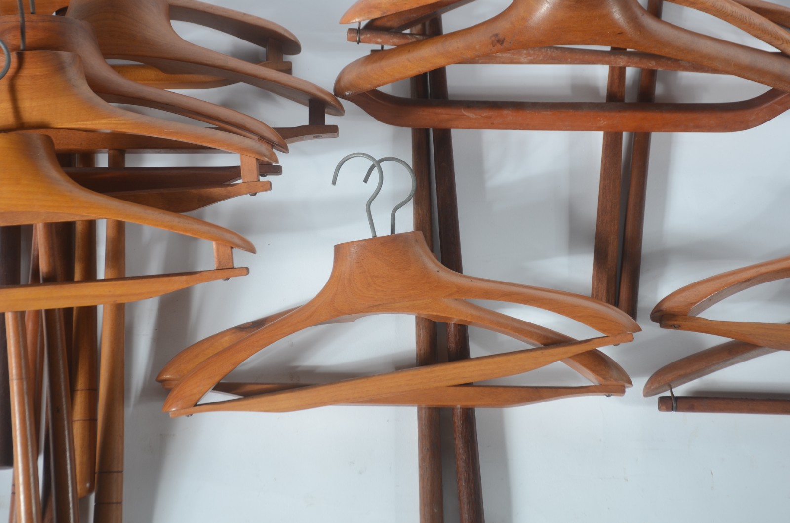 Conjunto com 24 cabides diversos de madeira. - foto 4 de 10