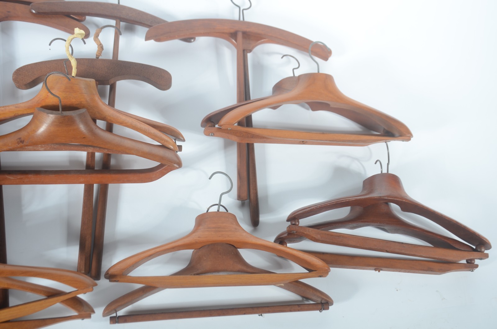 Conjunto com 24 cabides diversos de madeira. - foto 5 de 10