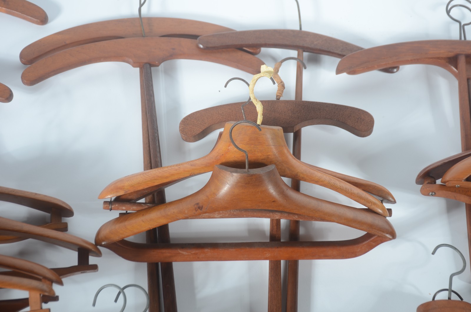 Conjunto com 24 cabides diversos de madeira. - foto 6 de 10