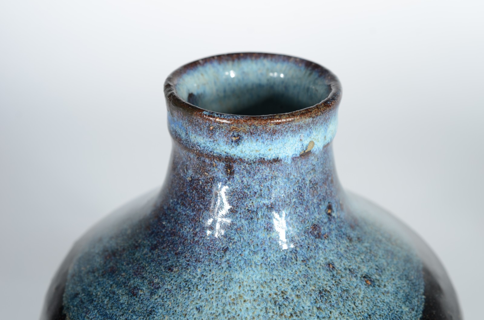 Vaso de cerâmica. Parte do acervo da loja "Em Uso". - foto 2 de 4