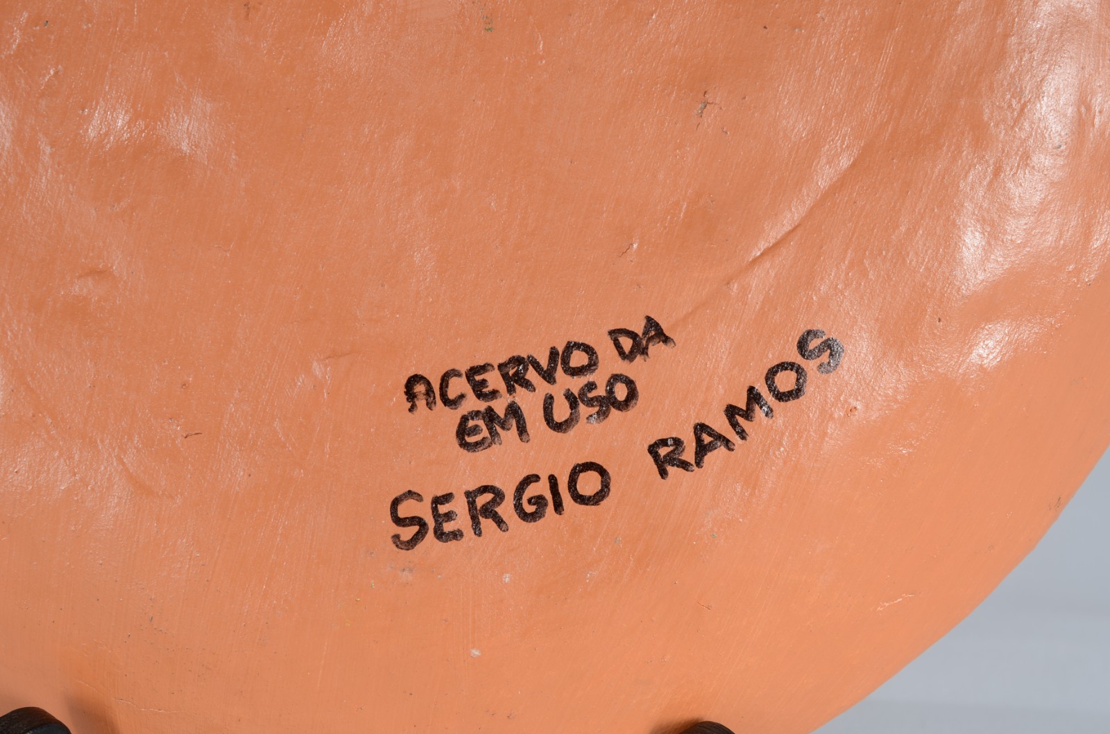 Prato para parede em barro cozido em relevo com cena rural. Minas... - foto 4 de 4