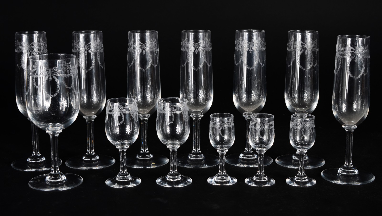 Diversos copos de cristal lavrado, composto de: 7 flutes para... - foto 1 de 4