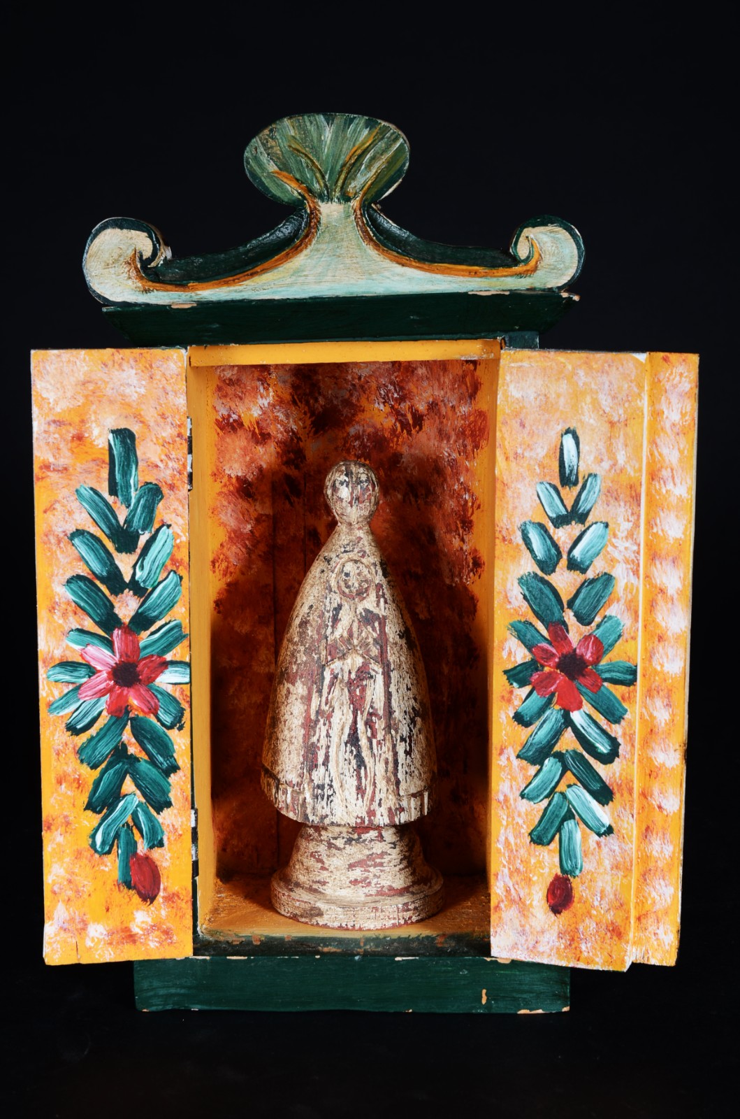 Capela com Nossa Senhora esculpida em madeira com patina. Parte do... - foto 1 de 6