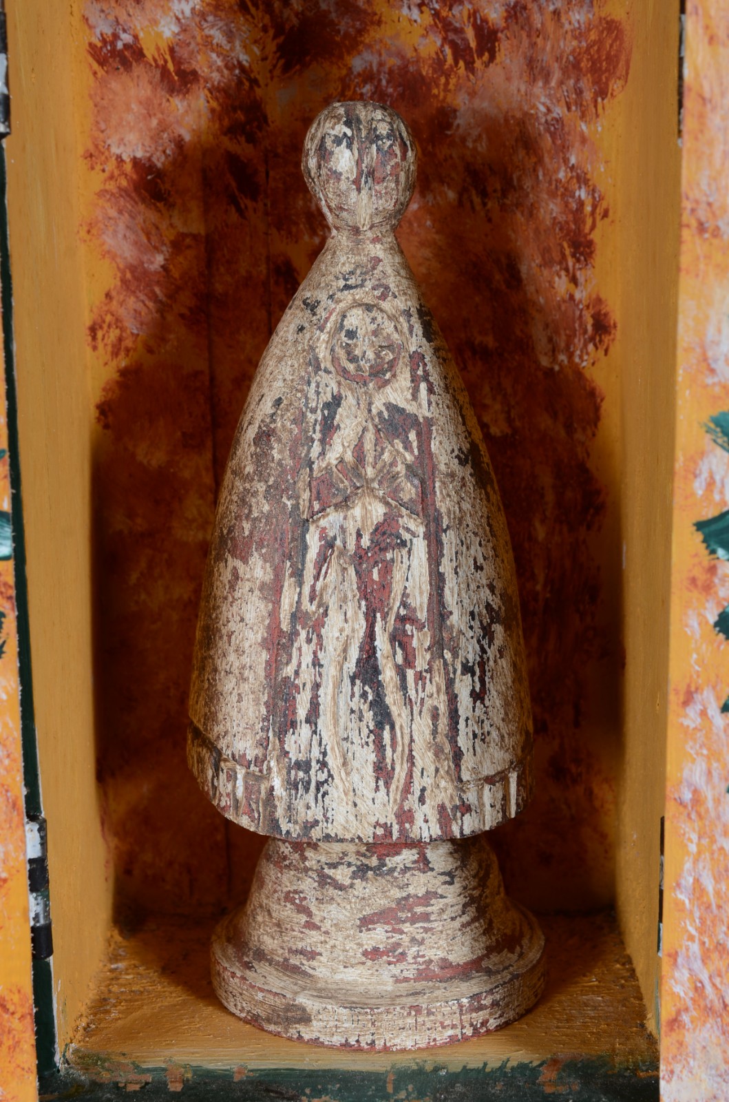 Capela com Nossa Senhora esculpida em madeira com patina. Parte do... - foto 2 de 6