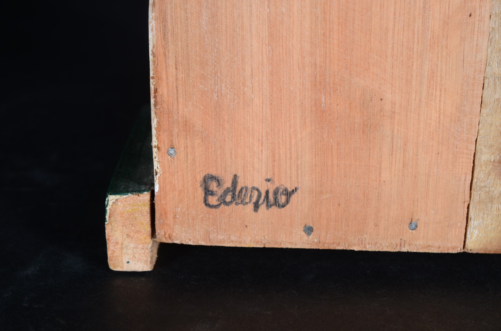 Capela com Nossa Senhora esculpida em madeira com patina. Parte do... - foto 4 de 6