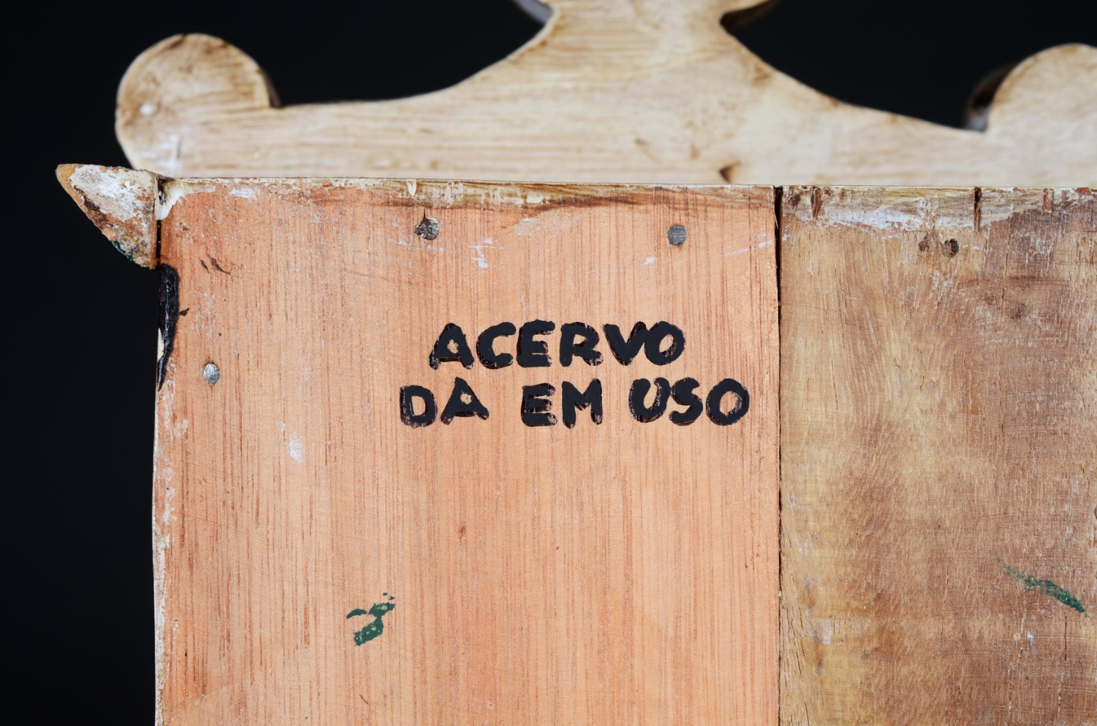 Capela com Nossa Senhora esculpida em madeira com patina. Parte do... - foto 6 de 6