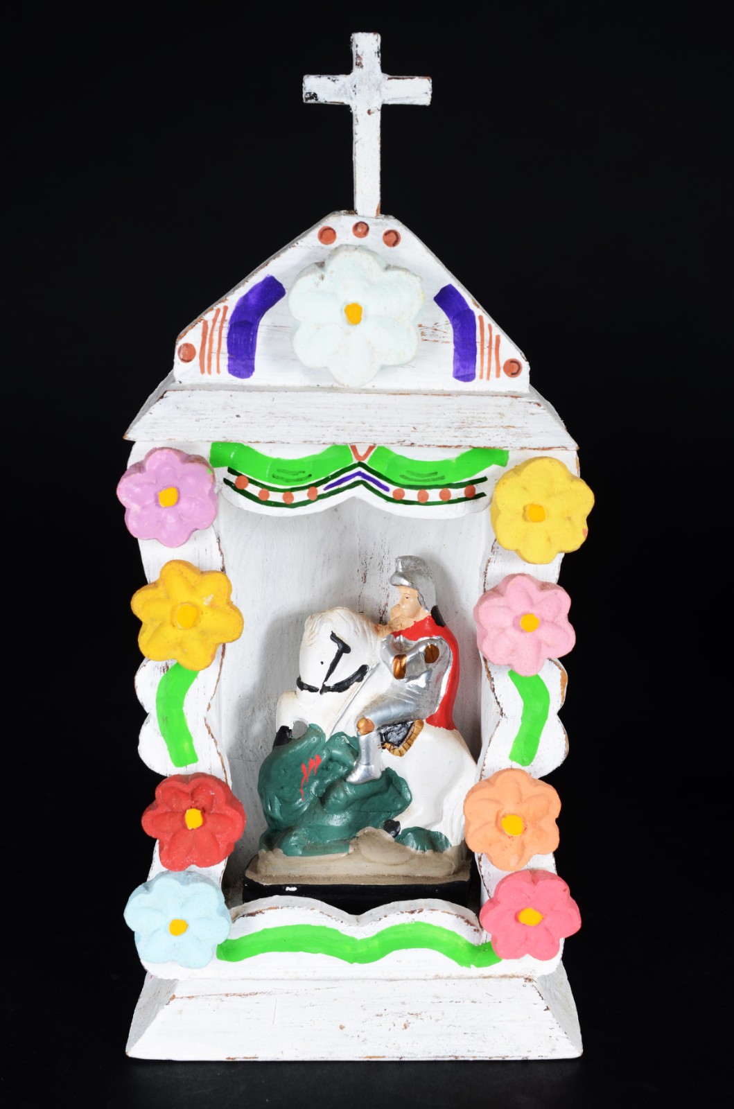 Capela em madeira com São Jorge em massa de gesso policromada. Parte... - foto 1 de 4