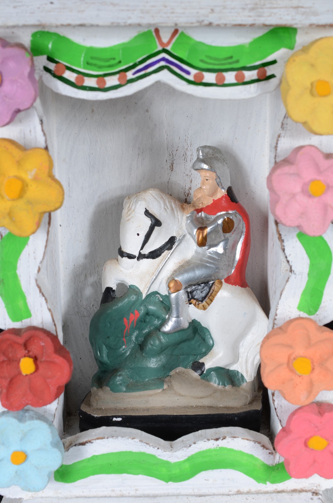 Capela em madeira com São Jorge em massa de gesso policromada. Parte... - foto 2 de 4