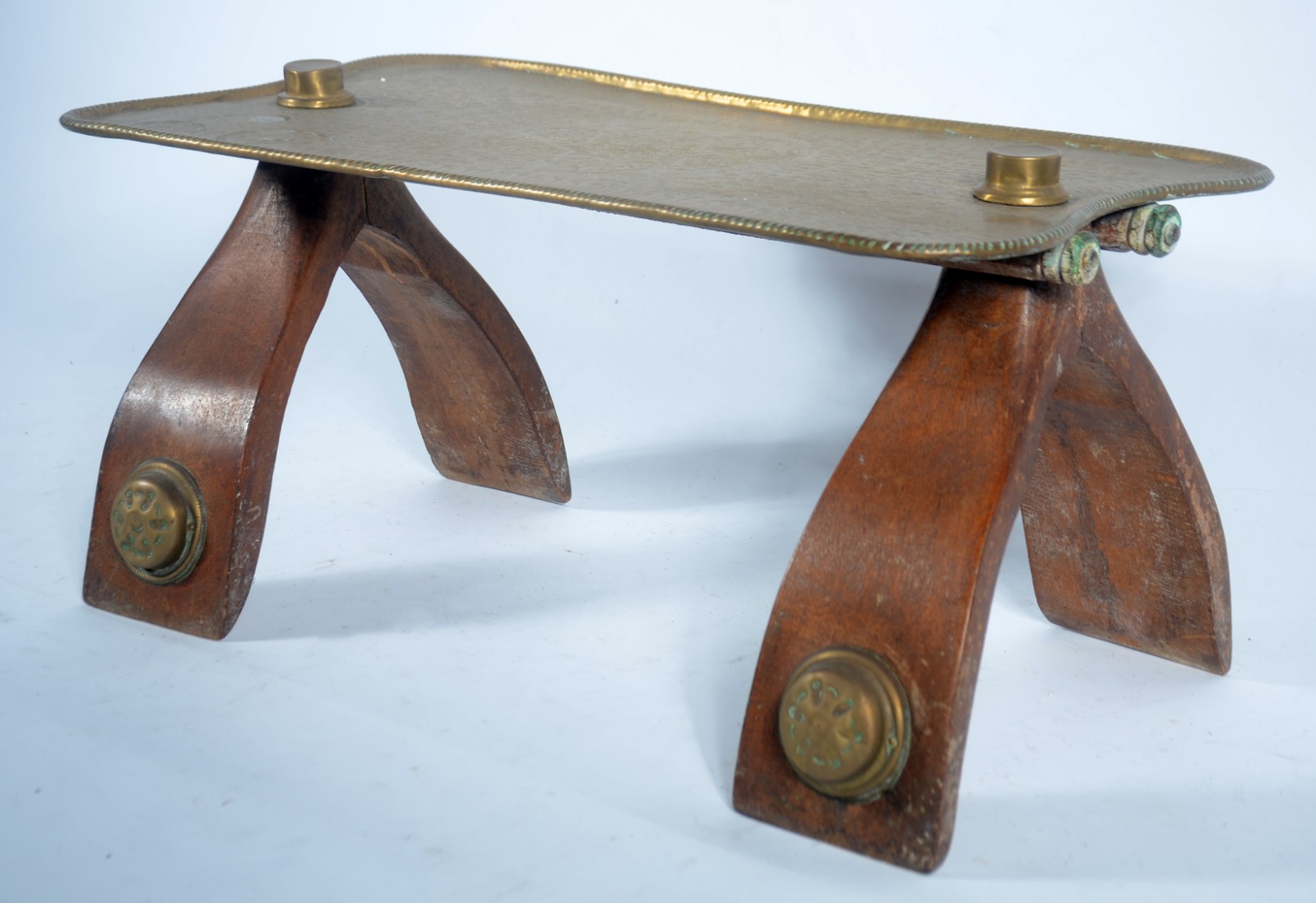 Mesa oriental com tampo de metal dourado. Adaptada de antiga armação... - foto 1 de 5