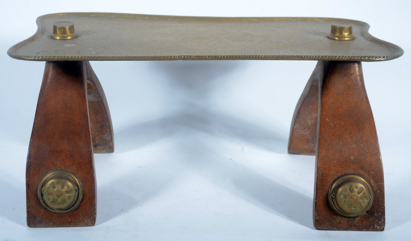 Mesa oriental com tampo de metal dourado. Adaptada de antiga armação... - foto 2 de 5
