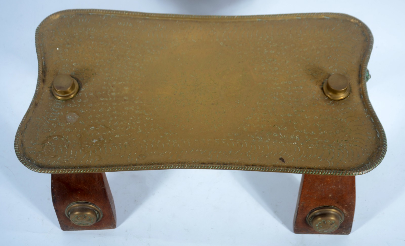 Mesa oriental com tampo de metal dourado. Adaptada de antiga armação... - foto 3 de 5