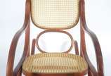 Cadeira de balanço de madeira nobre, estilo aus... - Cadeira de balanço de madeira nobre, estilo austríaco Thonet, palhinha sintética no assento.