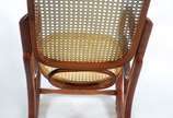 Cadeira de balanço de madeira nobre, estilo aus... - Cadeira de balanço de madeira nobre, estilo austríaco Thonet, palhinha sintética no assento.