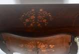 Cômoda de madeira nobre feitio bombé, estilo fr... - Cômoda de madeira nobre feitio bombé, estilo francês, trabalhos em marqueterie, duas portas com prateleira interna, arremates de bronze. Selo no...